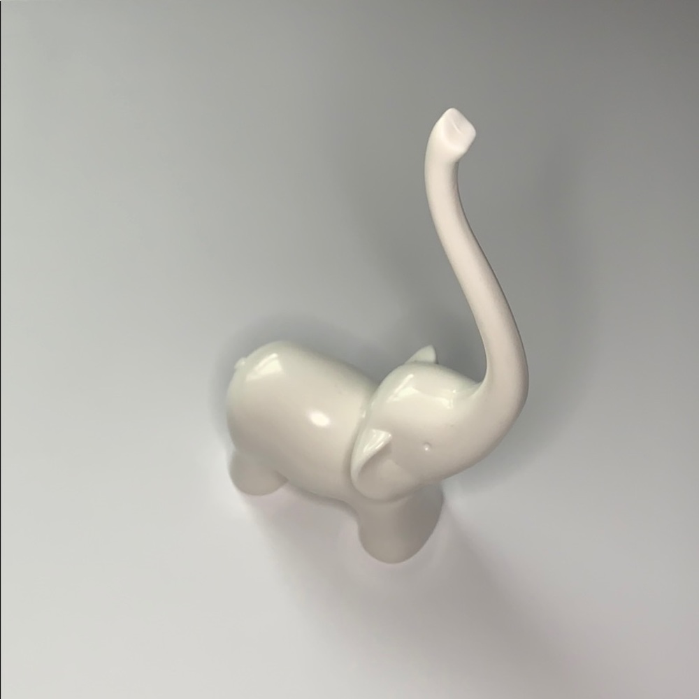 ANYA White Elephant Ring Holder